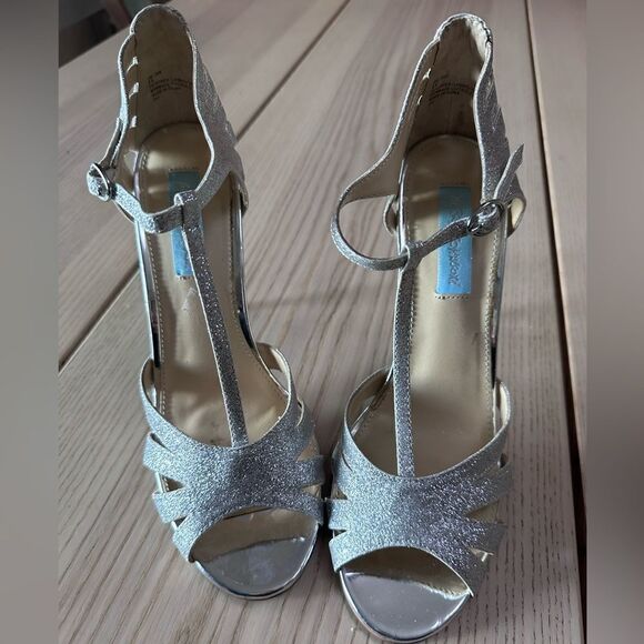 Betsey Johnson Blue by Betsey Johnson Tee Silver Glitter Dress Heels -8.5 - Picture 5 of 14